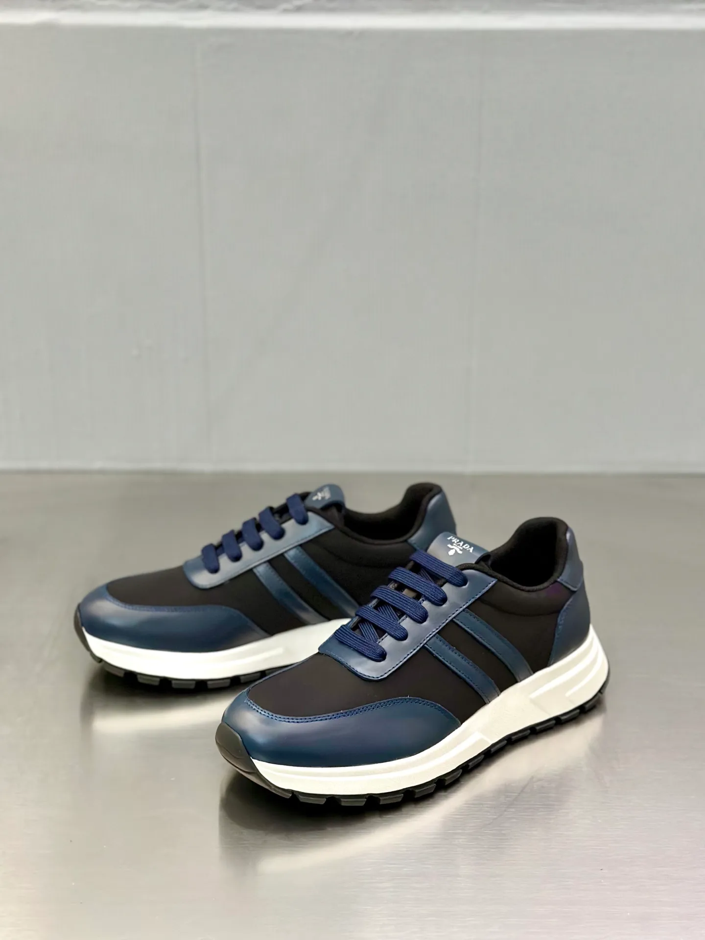💰740 Prada/Prada men's new mesh stitching sneakers. This sneaker presents a modern version, reinterpreting the brand's archive style with clean lines and smooth details. The shoes are made of calf leather and technical fabric, with a triangular metal logo on the outside, bright TPU decoration on the heel, and a longer and padded inner heel design for a more comfortable fit. The tongue is decorated with a silk-screen logo, and is paired with a hollow rubber sole on the heel. The full cowhide lining comes standard with logo cowhide foot pads, making the upper foot taller, more comfortable, and versatile! Comes with full original packaging! Size: 39-40-41-42-43-44 standard leather shoe size (45 can be customized and does not support returns)